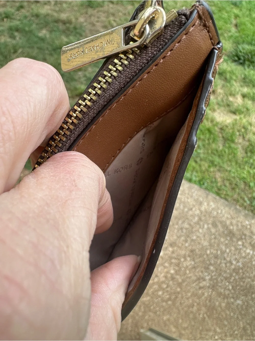 GIVVY Michael Kors Brown Logo Zip Card Case - Picture 4 of 4